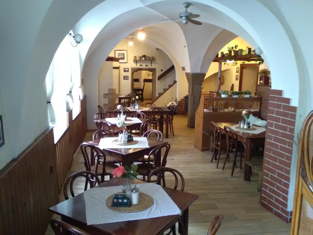 Penzion A Restaurace Modra Ruze Tabor Ngoại thất bức ảnh