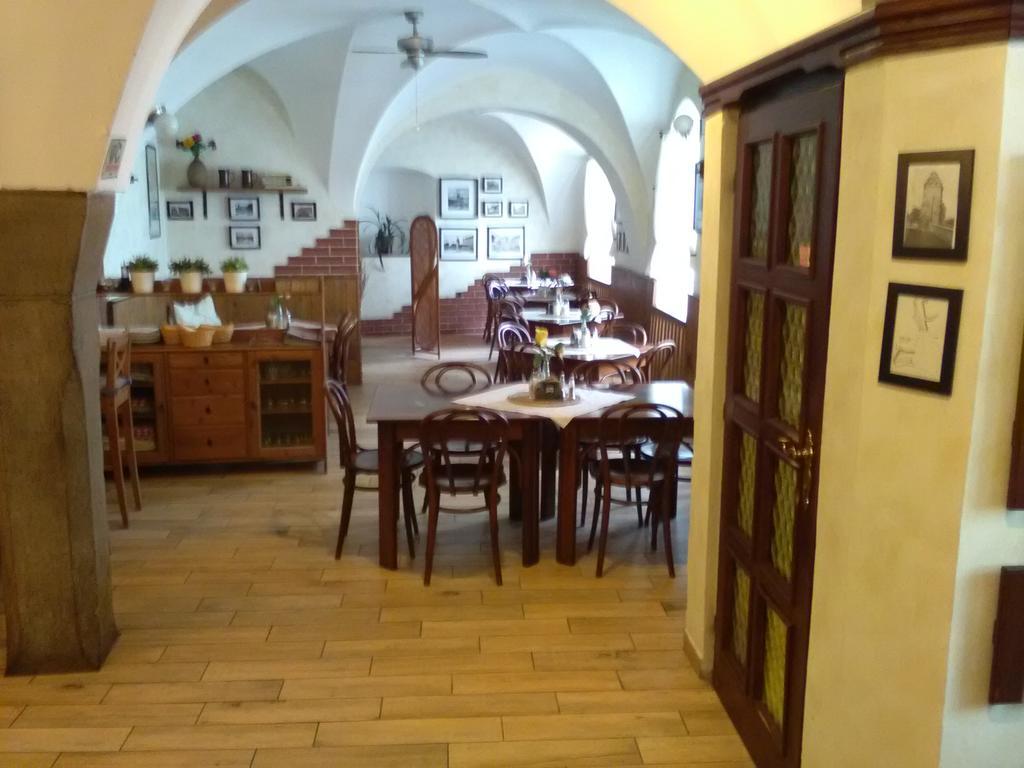 Penzion A Restaurace Modra Ruze Tabor Ngoại thất bức ảnh